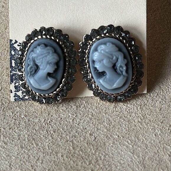Vintage Cameo Stud Earrings! - Picture 2 of 5